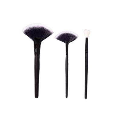 China Hot Selling Fan Brush Amazon Black Simple Cosmetic Tool Wood Handle Highlight Blush Fan Powder Makeup Brush With Artificial Wool for sale