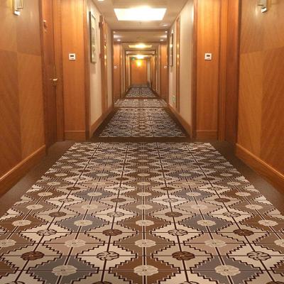 China Machine Made Broadloom Carpet voor op maat gemaakte muur-tot-muurbedekking in luxe hotels Te koop