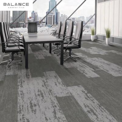 Chine Salle de bureau commercial en nylon de style moderne PVC 25*100 Carpet Tile avec design moderne à vendre