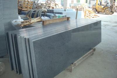 China Natürlicher grauer Granit Countertop deckt Oberflächenpolierentwurf 24x24 mit Ziegeln zu verkaufen