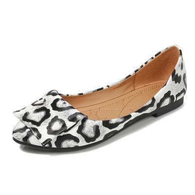 China 2020 Leopard Printing Comfortable Women's Anti-slippery Large Sizes PU Flat Shoes for sale