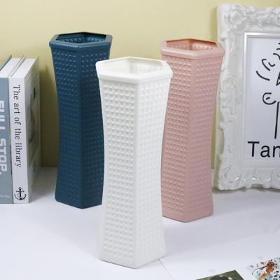 China Low price plastic looking elegant portable ceramic flower vase eco-friendly durable material with dot for sale