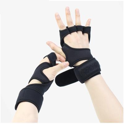 China Easy to carry using telescopic hardware. Good Permeability Fitness Weight Lifting Gloves Half Finger MTB Cycling Gloves Shockproof Training Glove for sale