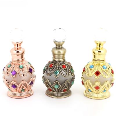 China Delicate 15Ml Personal Care Perfume Frosted Bottle Gold Sliver Mini Empty Zinc Alloy Electroplated Middle East Glass-metal Perfume Bottle for sale