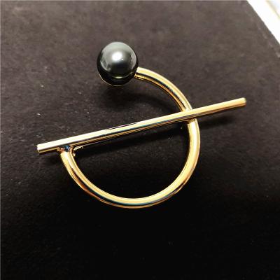 China Luxury Natural Tahitian Black Pearl Brooch In Simple Gold Plated Alloy Circle Design Christmas Gift Jewelry for sale