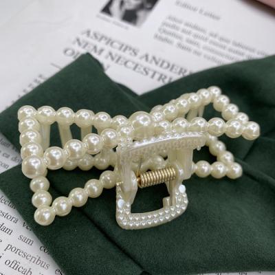 China Environmentally Friendly Hot Selling Middle Dish Middle Head Back Elegant Pearl Running Square Medium Hair Claw For Women for sale