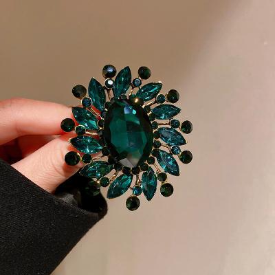 China High Quality Designer Brooch Brand Emerald Crystal Flower Brooch Designer Retro ALLOY Jewelry for sale