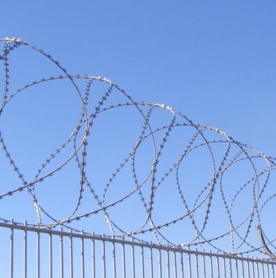 中国 Barbed Concertina Fencing Wire Razor Wire 販売のため