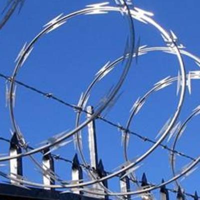 China Verzinktes PVC Concertina Razor Wire aus Edelstahl mit Stacheldraht Bto-22 Bto-60 Cbt-65 Für Zaun zu verkaufen