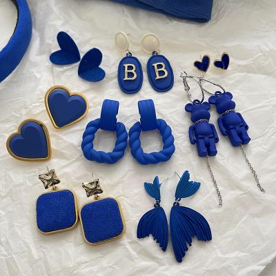 China 2022 New Design Fancy Flower Heart Romantic Resin Royal Blue Earrings For Women for sale