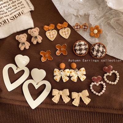 China Hot Sale Brown Color Autumn Winter Retro Korean Style Jewelry Resin Women's Romantic Earrings for sale