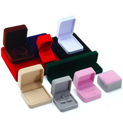 China Caja de joyería de terciopelo suave de colores múltiples Caja de embalaje de joyas para colgante de anillo de pulsera en venta