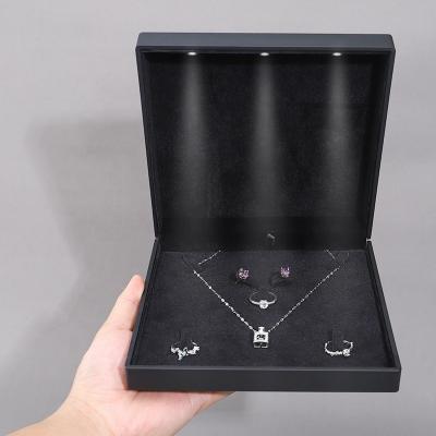 China Custom Scratchproof LED Jewelry Box Luxury Pendant Packaging Set Soft Velvet Lining for sale