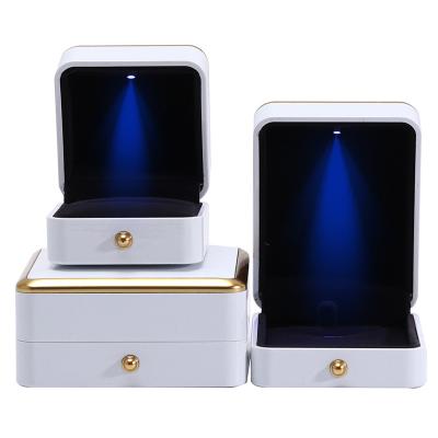 China Caja de joyería personalizada embalaje de oro recubrimiento caja de joyería de plástico con iluminación LED en venta