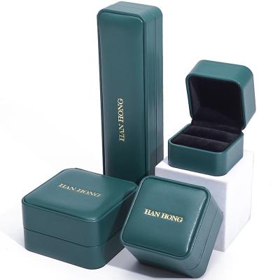 China Caja de almacenamiento de joyas de cuero PU verde oscuro Caja de joyas de lujo personalizada en venta