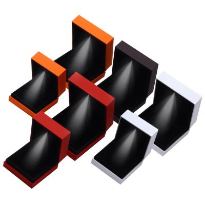 China 9*9*3.5cm Schmuckschachtel-Organisator mit Logo gebackene lackierte schwarze LED-Ringbox zu verkaufen