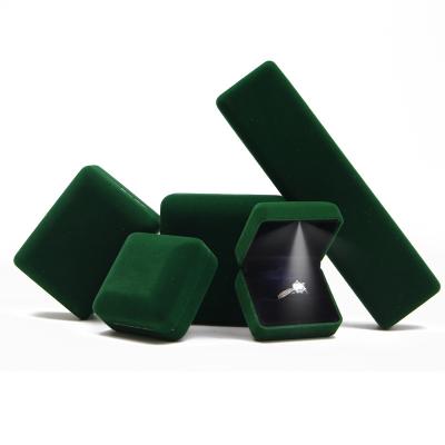 China Groene sieraden doos Custom LED fluweel sieraden pakket met luxe en Custom Ring Box Te koop