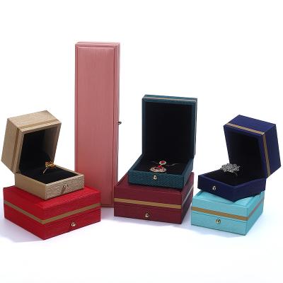 China Custom Ring Necklace Bracelet Packaging Box Made of Leather for Wedding Jewelry at Hanhong for sale