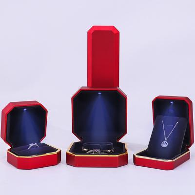 Chine Boîte à bijoux en velours LED rouge pour emballage personnalisé de bague de collier et autres accessoires à vendre