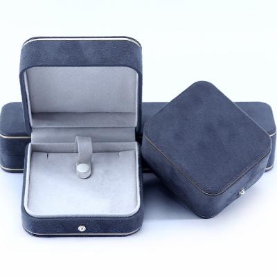 China La más nueva caja de joyas de terciopelo gris para brazalete collar de anillo logotipo personalizado Hanhong 2023 en venta