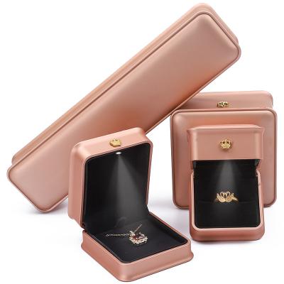 China Brazalete anillo de orejas caja de joyas LED juegos personalizados caja de joyas con logotipo al por mayor en venta