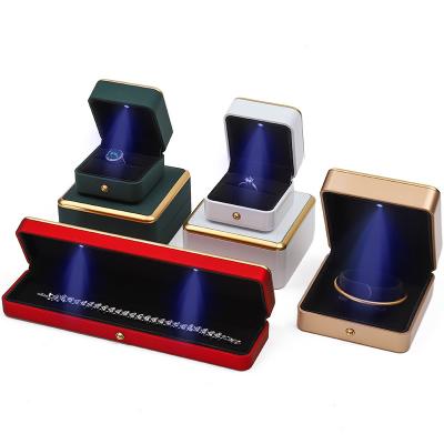 China Organizador de caja de joyería de oro con adornos LED personalizado para brazalete collar de pendientes anillo en venta