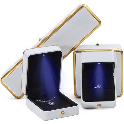 Chine Luxe haut de gamme Light Up Jewelry Box Jewelry Storage Case Avec intérieur en velours doux à vendre