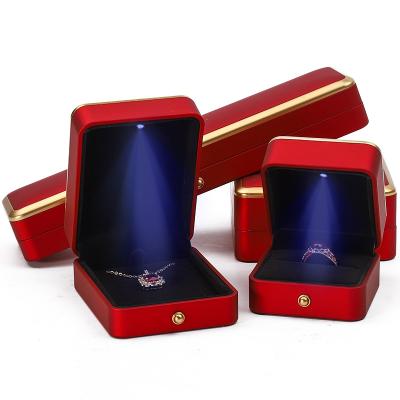 China Luxury Red LED Light Up Caja de joyas, Cajas de embalaje de joyas tamaño personalizado en venta