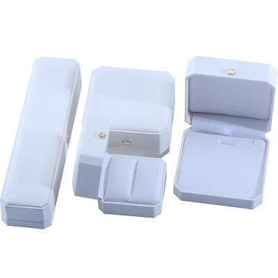 China Caja de joyería de cuero de PU blanco para la función de almacenamiento de joyas en forma de corona personalizada de Hanhong en venta