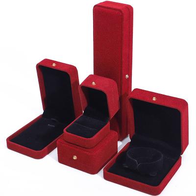 China Caja de embalaje de joyas de terciopelo rojo de lujo personalizado para collar brazalete aretes anillo en venta