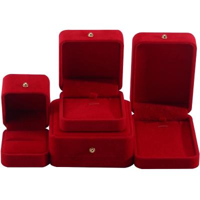 China Caja de embalaje de joyas de terciopelo rojo para collar brazalete de auriculares de punta anillo logotipo personalizado en venta