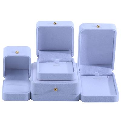 China Caja de embalaje personalizada de joyas de terciopelo blanco para collar brazalete de auriculares de punta anillo en venta