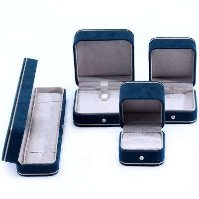 China Cajas de joyas de material de terciopelo para Hanhong 2023 Logotipo personalizado Brazalete azul Caja de brazalete en venta