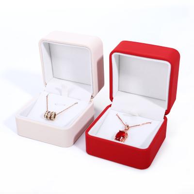 China Caja de collar de cuero de PU personalizada para embalaje de joyas de lujo personalizado en venta