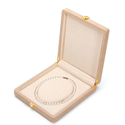 China Paquete de joyas de lujo para collar de perlas caja de almacenamiento de anillo de cuero de microfibra blanca redondeada personalizada en venta