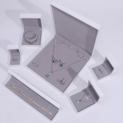 China Rectángulo de forma hecha a mano caja de joyería de cartón para collar brazalete juego de anillos en venta