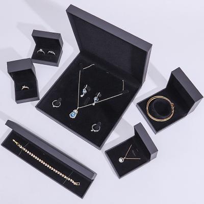 China Embalaje de lujo Caja de joyas de papel Diseño personalizado para brazalete Collar de anillo en venta