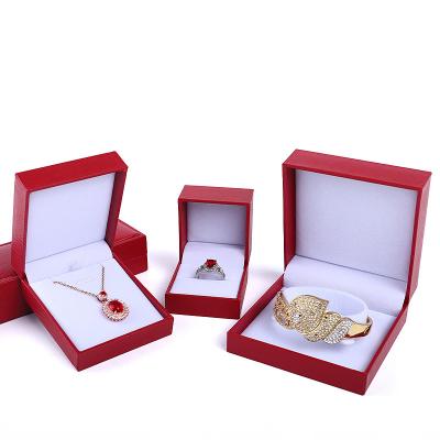 China Caja de cartón para joyas Embalaje para collar Brazalete Anillo de orejas Tamaño 6.5x6cm en venta