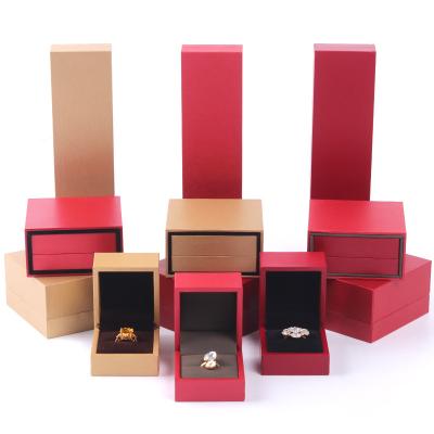 China Caja de embalaje de joyas de papel con logotipo personalizado para collar de pulsera Almacenamiento 5.5*4.5*3.5 en venta