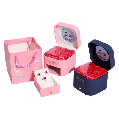 China Tamaño personalizado Rosa Inmortal cajón de joyería de flores caja para pendiente de pendientes Stud en venta