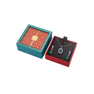 China Logotipo personalizado Caja de joyas de madera verde Collar y brazalete Caja de embalaje en venta