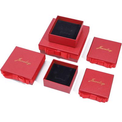 China Logotipo personalizado Caja de joyería de papel rojo para collar de pendientes anillo rectángulo hecho a mano en venta