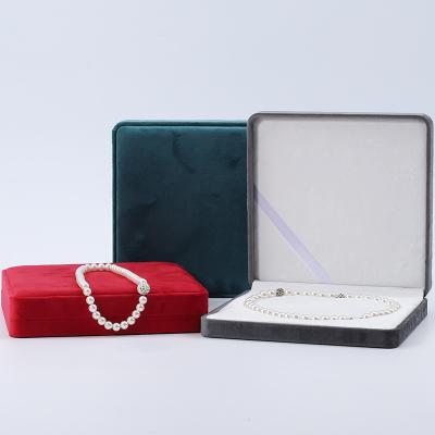 China Collar de perlas de terciopelo suave de varios colores caja de almacenamiento sin resbalón caja de joyería en venta