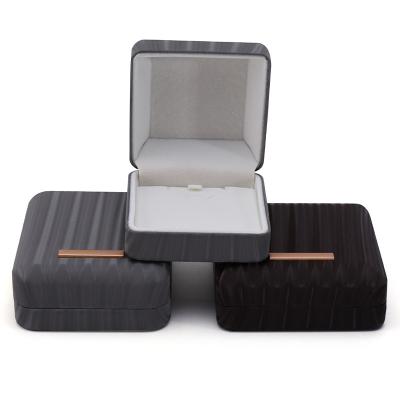 China High-End Ray Grain Faux Leather Jewelry Packaging Box with Golden Bar Ornament for sale