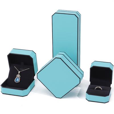 China Cyan Sleek Octogonale Fake Leer Juwelen Doos Pakket Met Zwarte Bordure Ornament Te koop