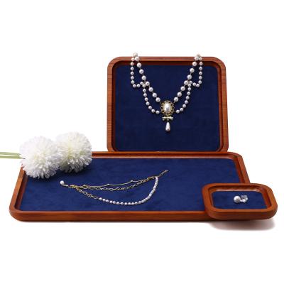 China Solid Wood Luxury Jewelry Display Props Navy Super Fiber Lining voor Juwelen Exhibition Te koop