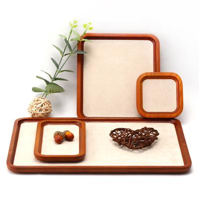 China Dauerhafte Massivholz-Schmuck-Display-Tray Luxus-Requisiten für Ring-Hängeschild zu verkaufen