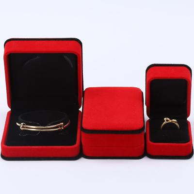 China Caja de joyería de terciopelo noble hecha a mano Cuadro de anillo de esquina redonda para oreja con brazalete colgante en venta