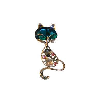 China 2023 Popular Rhinestone Cat Pendant Brooches For Women Gold Color Korean Alloy Animal Fashion Crystal Corsage Everyday Accessories for sale