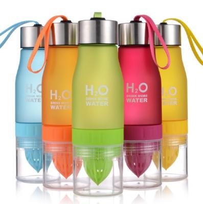 China Simple Viable Juice Tritan Water Bottle Portable H2O Life BPA Free Citrus Lemon Plastic Water Bottle With Infuser Fruit Water Bottle for sale